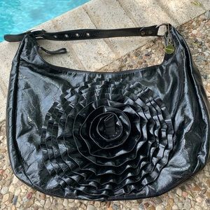 Black patent leather flower shoulder bag